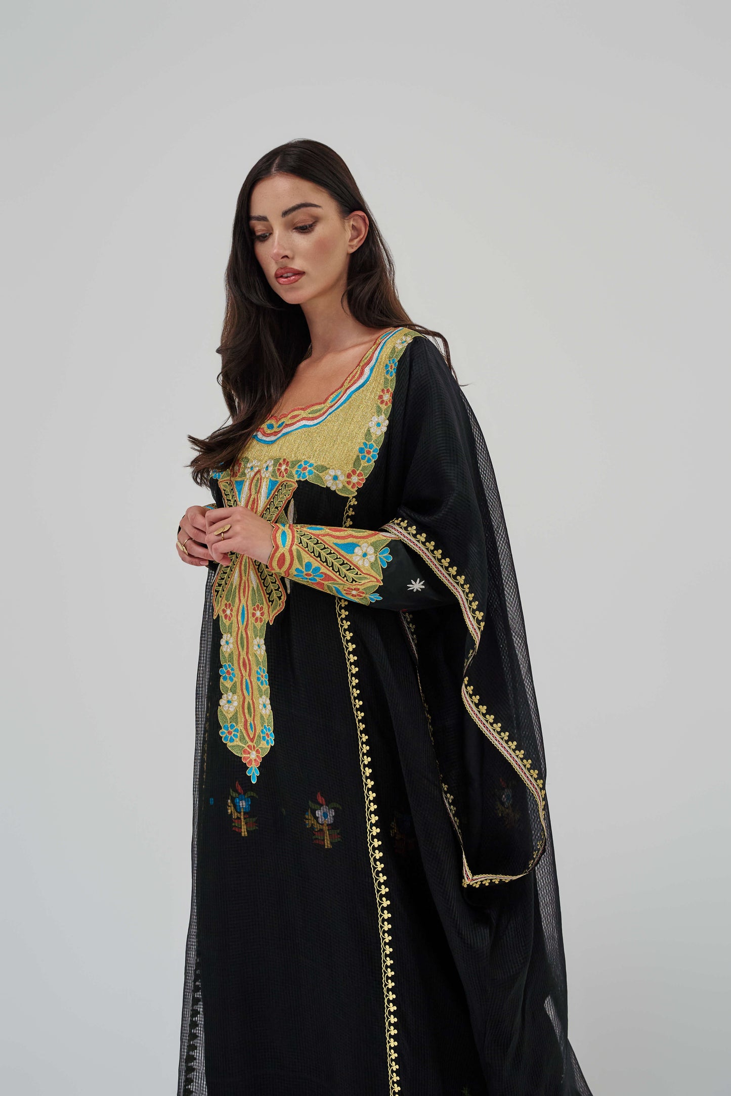 K-351 ثوب بوقفص و كندورة بتطريز بو طيرة